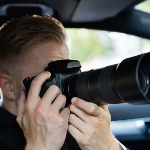 Observation durch einen Detektiv mit Kamera