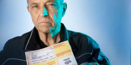 Lohnfortzahlungsbetrüger und Blaumacher zeigt Krankenschein
