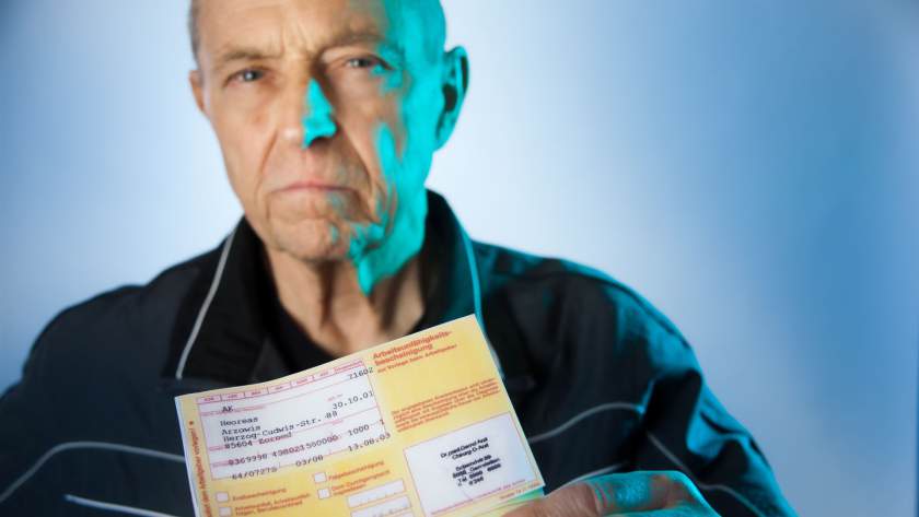 Lohnfortzahlungsbetrug durch Mitarbeiter Lohnfortzahlungsbetrüger und Blaumacher zeigt Krankenschein