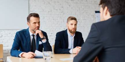 Mitarbeiterinterview und Befragung eines Angestellten durch zwei Compliance Beauftragte