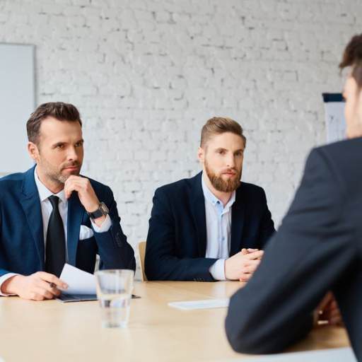 Mitarbeiterinterview und Befragung eines Angestellten durch zwei Compliance Beauftragte
