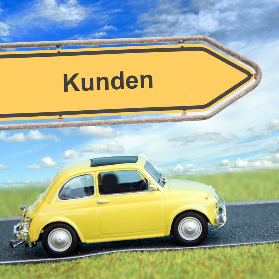 Ein gelber VW Käfer fährt in Richtung der Kunden: der ehemalige Mitarbeiter macht dem früheren Arbeitgeber Konkurrenz