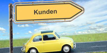 Gelber VW Käfer fährt in Richtung der Kunden