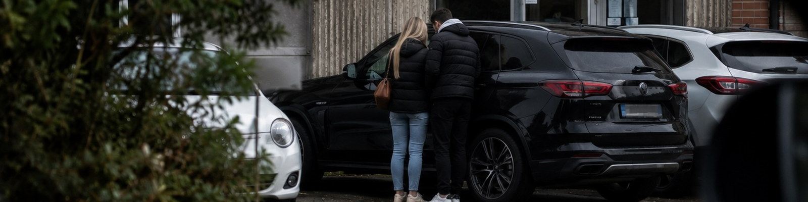 &Uuml;bergabe an einem Fahrzeug, wie sie bei einer Observation festgehalten wird