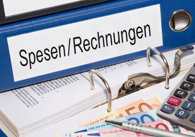 Aktenrodner mit der Aufschrift Spesen und Abrechnungen