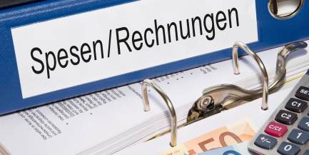 Aktenrodner mit der Aufschrift Spesen und Abrechnungen