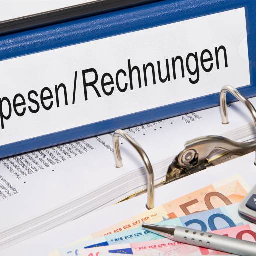 Aktenrodner mit der Aufschrift Spesen und Abrechnungen