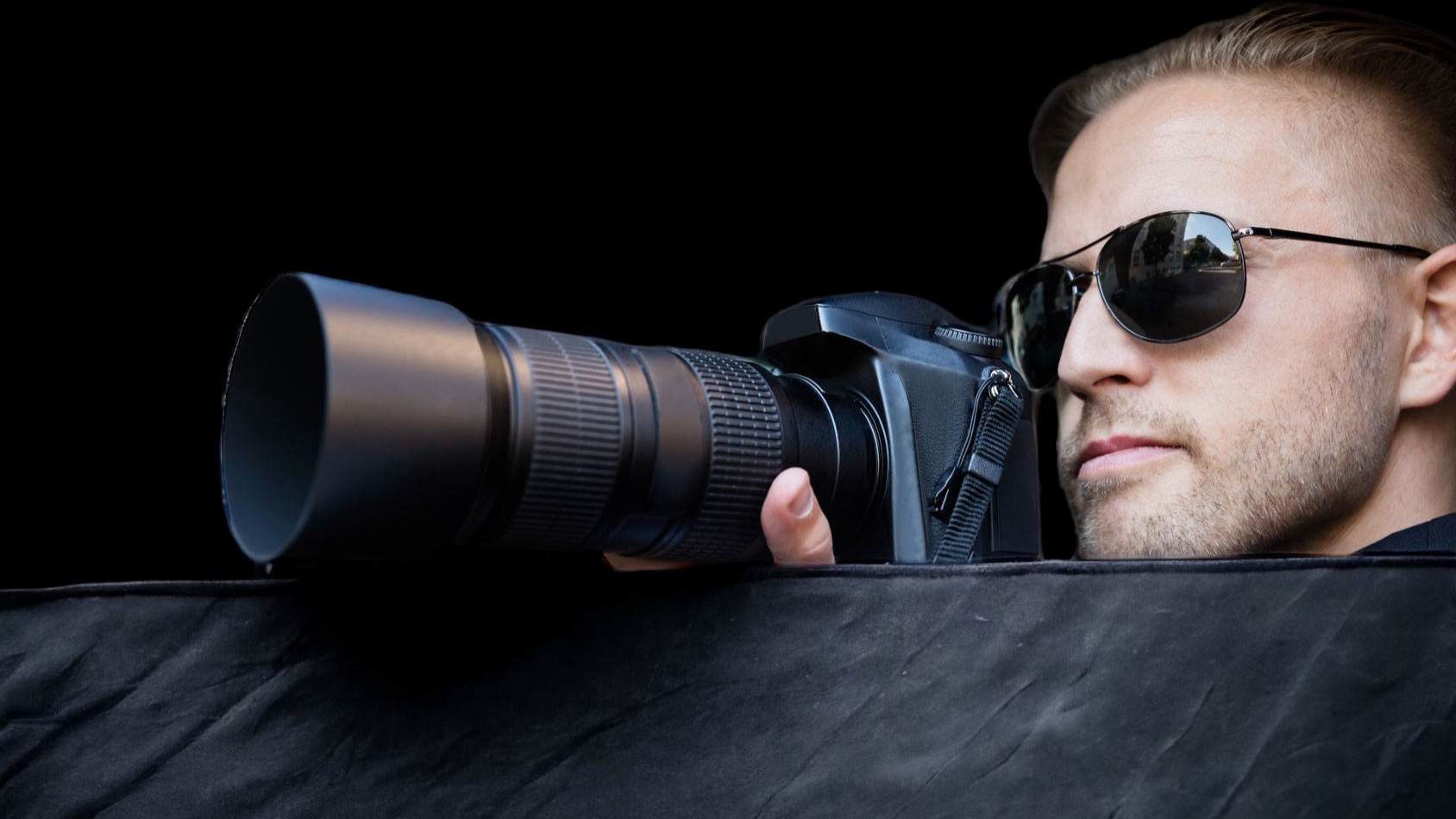 Die Privatdetektei PROOF-MANAGEMENT Detektiv versteckt sich mit Kamera