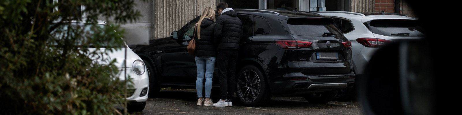 privatdetektiv-ludwigshafen-uebergabe-am-fahrzeug