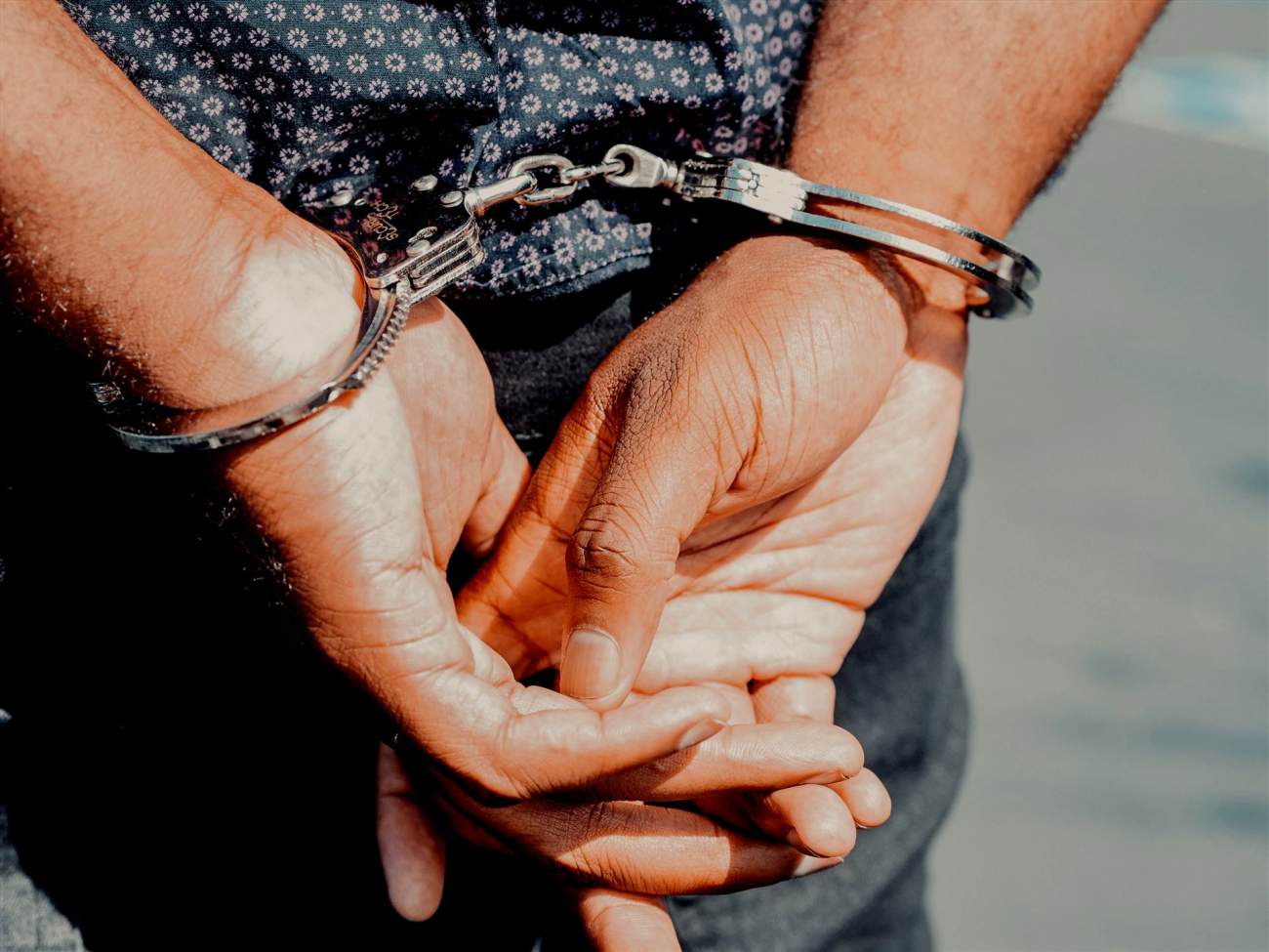 Mann wurde festgenommen und hat Handschellen an