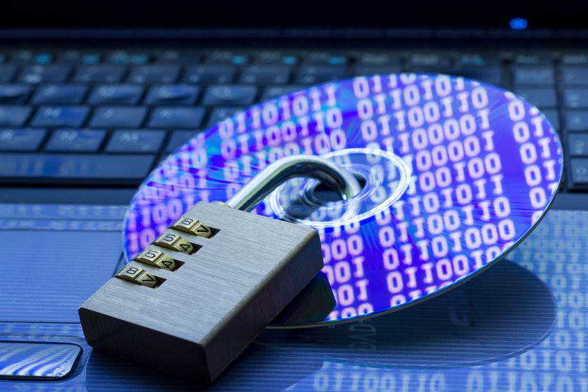 IT-Forensik bietet Schutz Daten einer CD werden durch ein Schloss geschützt