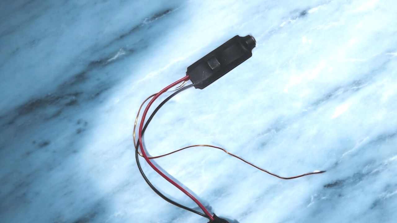 Elektronische Wanze zum Abhören Wanze zum Abhören von Wohnräumen und Büros liegt auf einem Tisch
