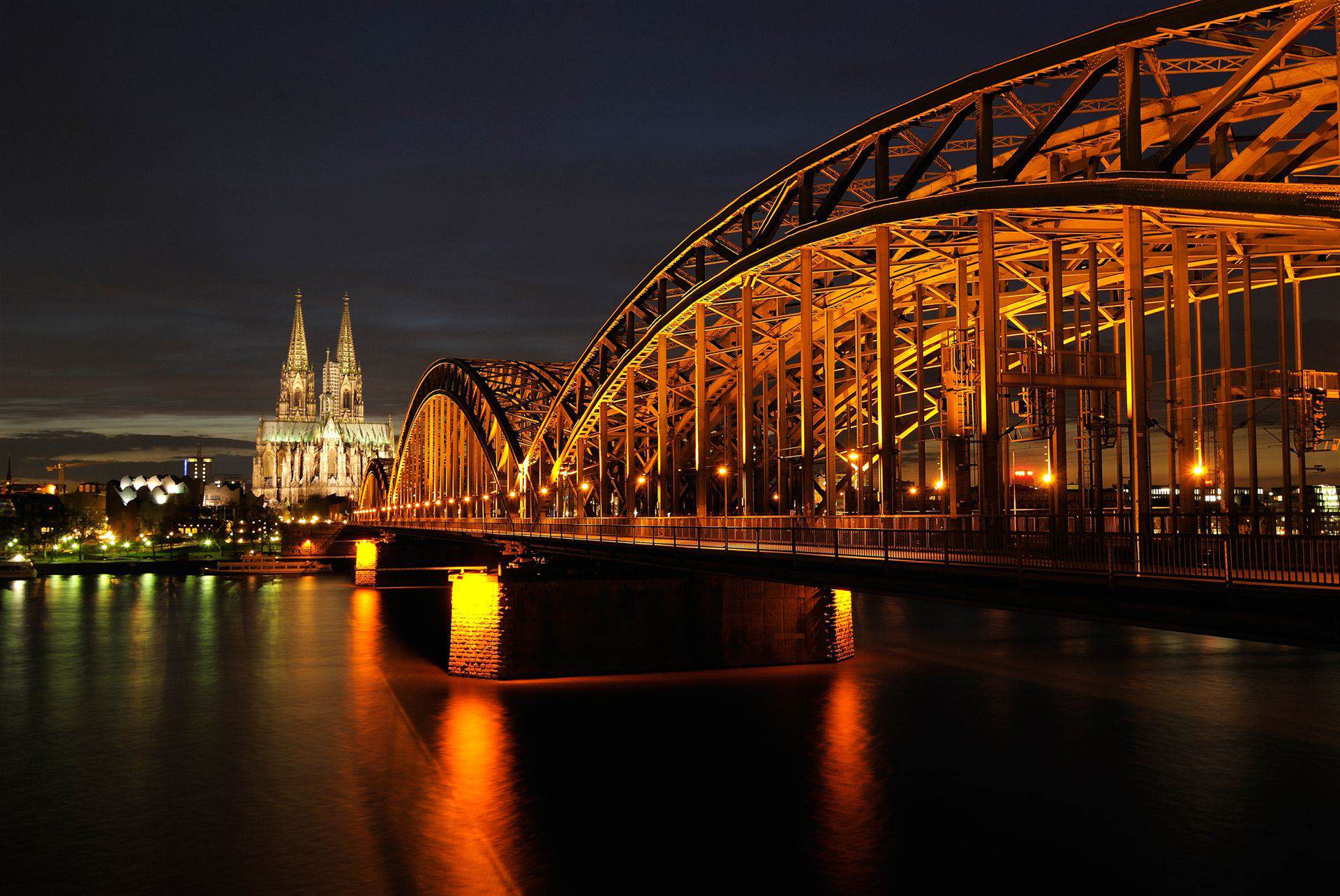 Köln baei Nacht mit Blick auf den Kölner Dom und die Zoobrücke