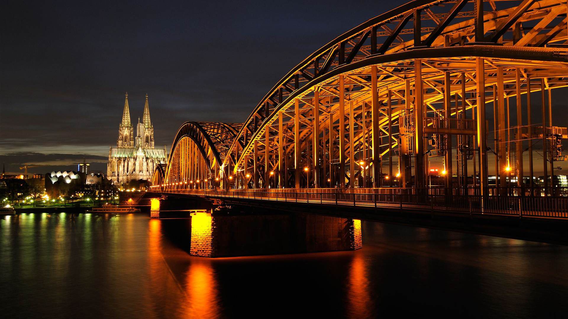 Detektei in Köln ermittelt für Sie Köln baei Nacht mit Blick auf den Kölner Dom und die Zoobrücke