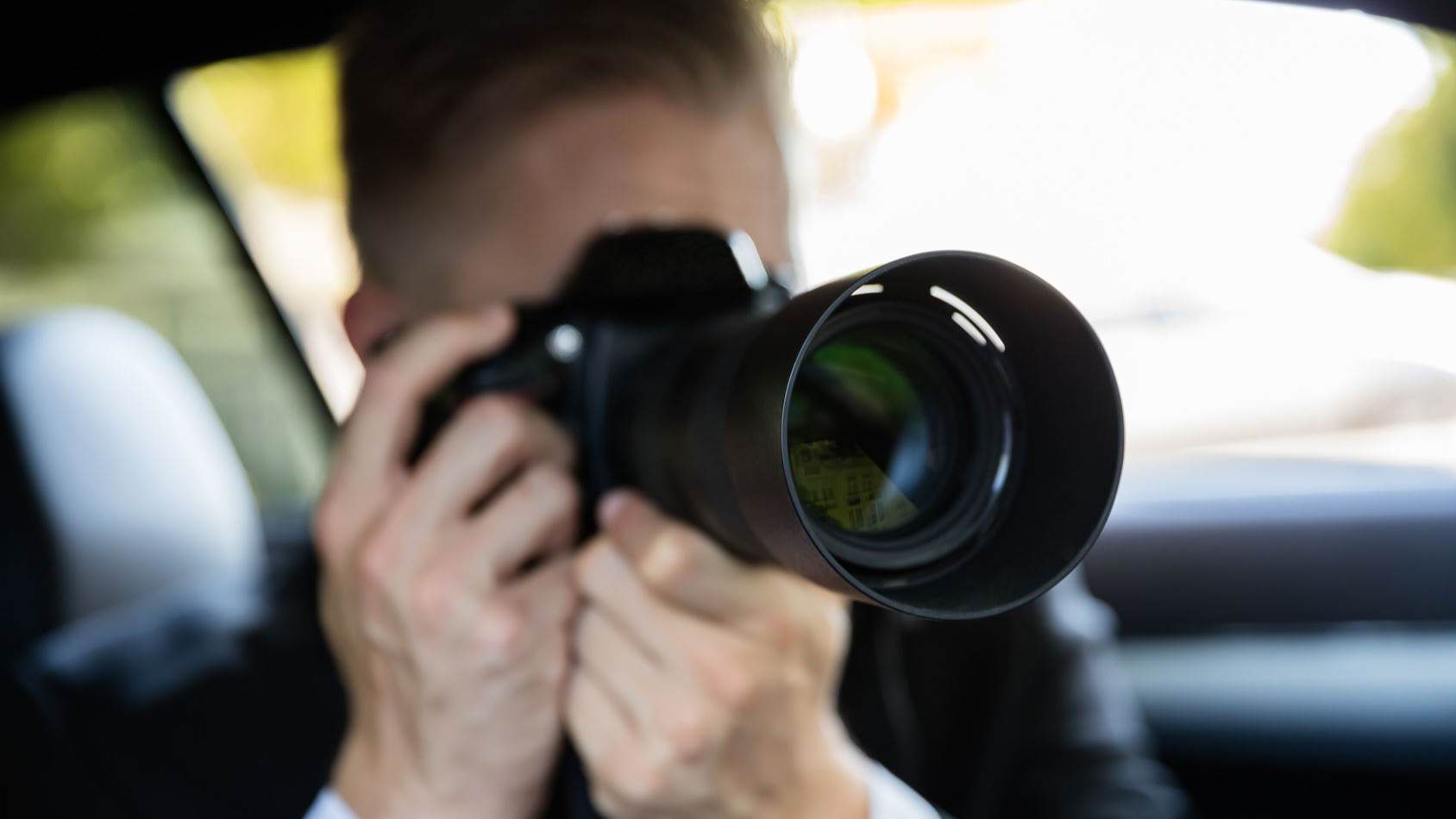 Privatdetektiv von PROOF-MANAGEMENT fotografiert Ein Detektiv fotografiert aus einem Auto heraus