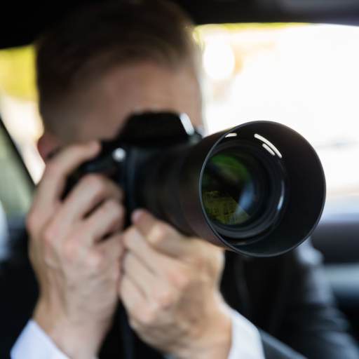 Ein Detektiv fotografiert aus einem Auto heraus