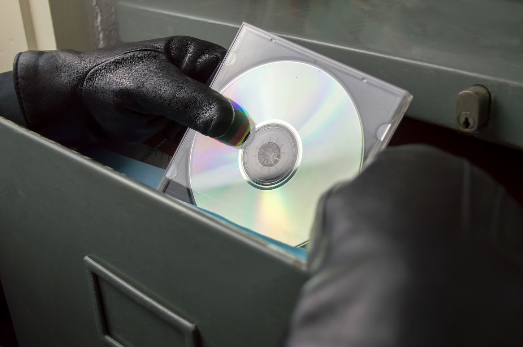 Dieb stiehlt eine CD aus einem Aktenschrank