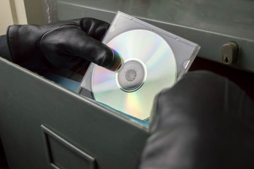 Geheimnisverrat durch Mitarbeiter Dieb stiehlt eine CD aus einem Aktenschrank