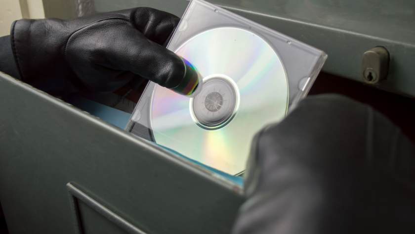 Geheimnisverrat durch Mitarbeiter Dieb stiehlt eine CD aus einem Aktenschrank