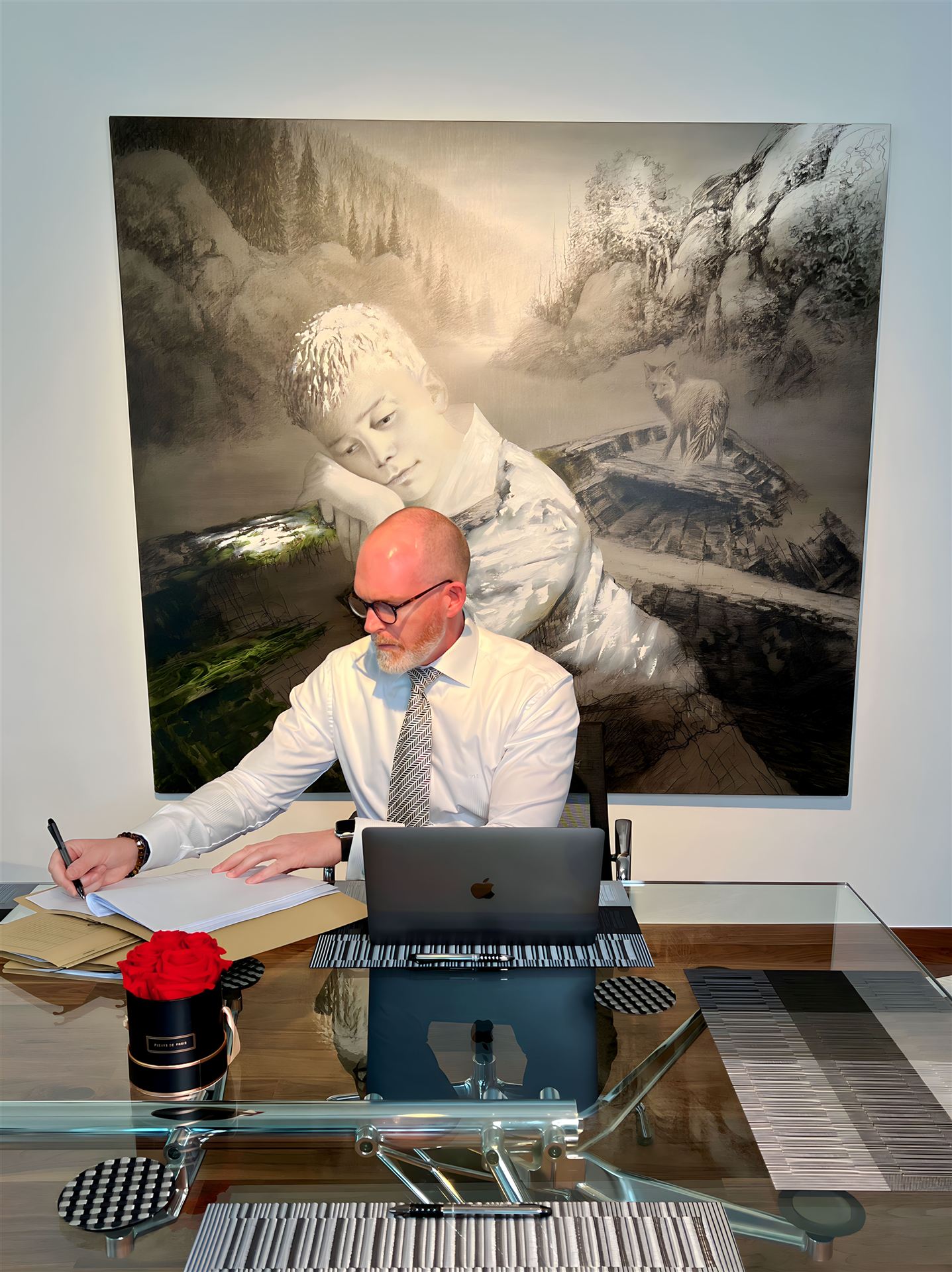Detektiv und Jurist Paul H. Malberg am Tisch