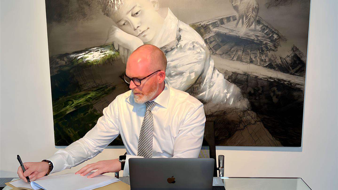 Detektiv und Jurist Paul H. Malberg am Tisch