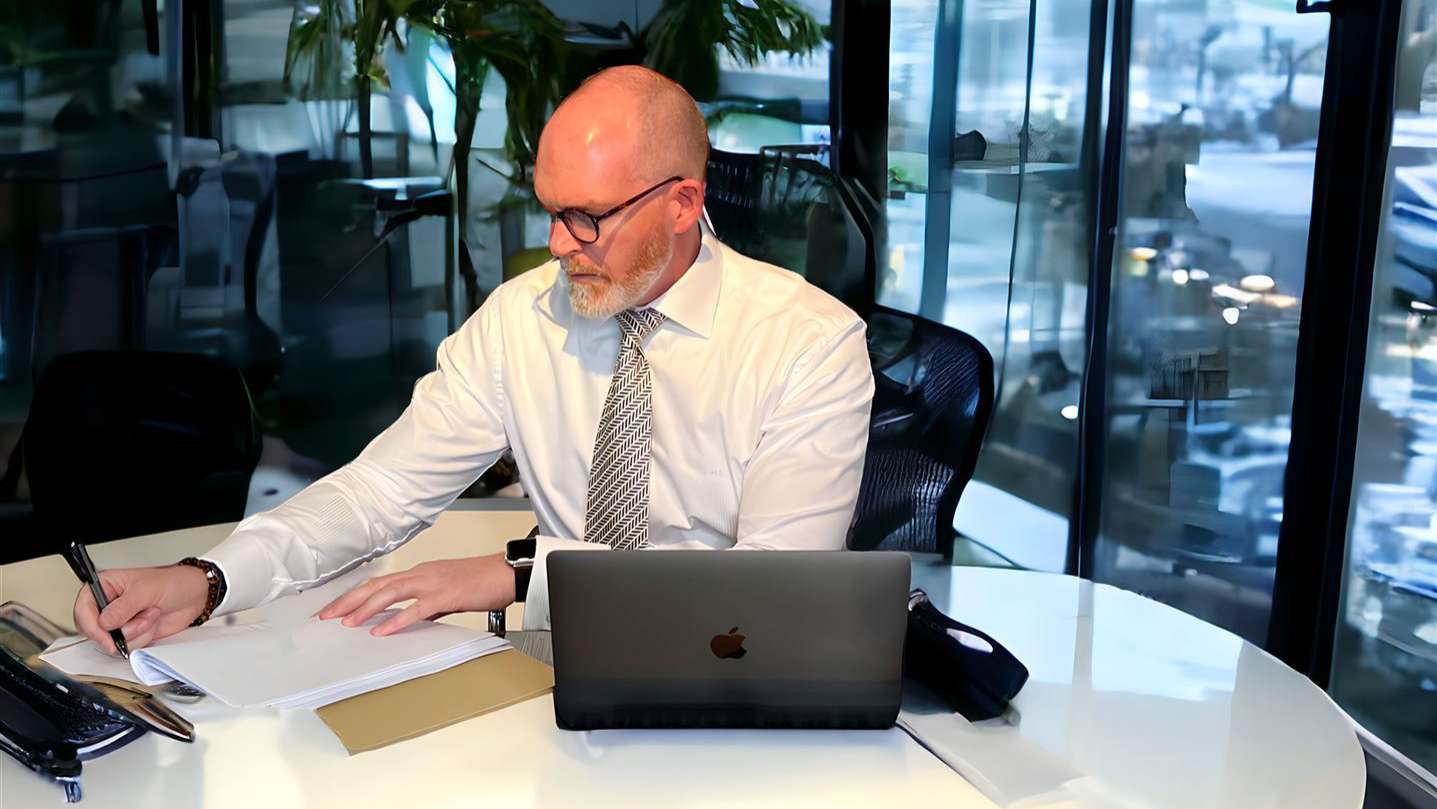 Detektiv Malberg im Büro beim Arbeiten Detektiv und Jurist Paul Malberg