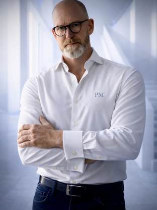 Privatdetektiv Paul H. Malberg in einer Frontalaufnahme vor der Kamera