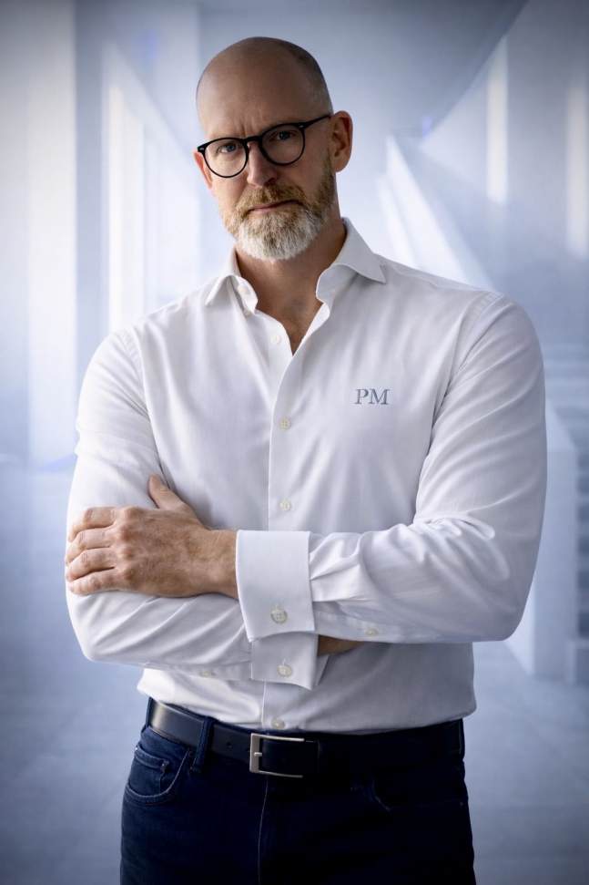 Privatdetektiv Paul H. Malberg in einer Frontalaufnahme vor der Kamera