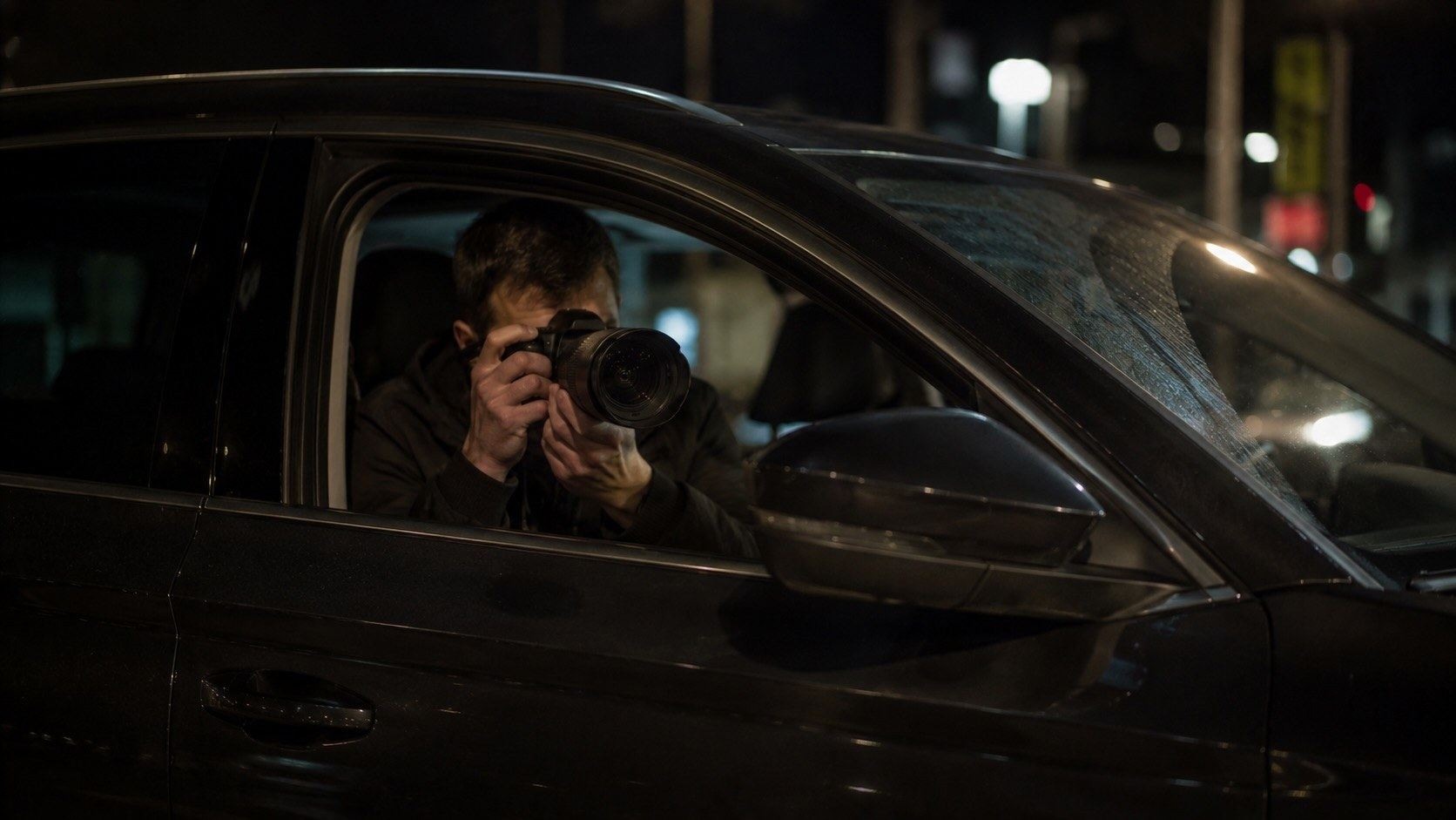 Detektiv fotografiert bei Nacht aus einem Fahrzeug heraus