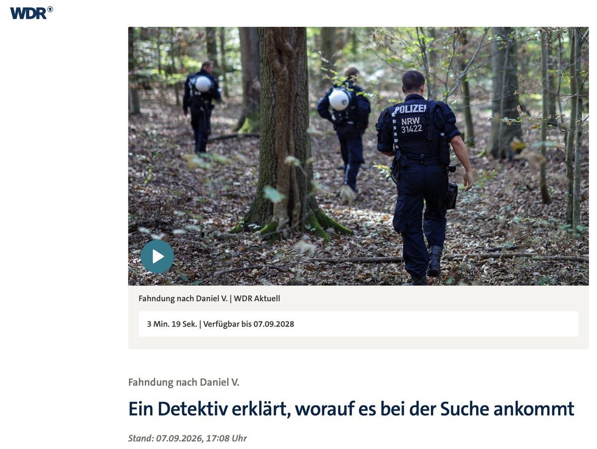 Zwei Ermittler bei der Suche nach einer Person im Wald