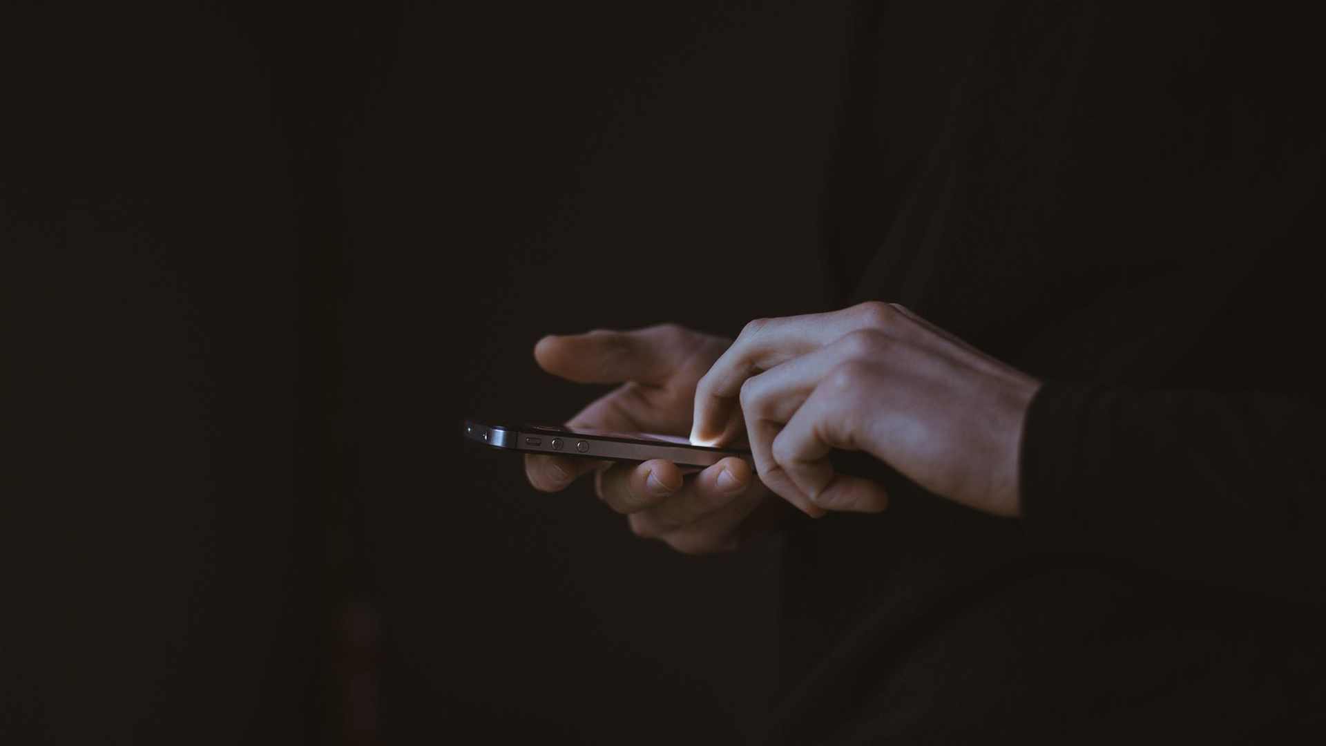Jemand untersucht ein Smartphone