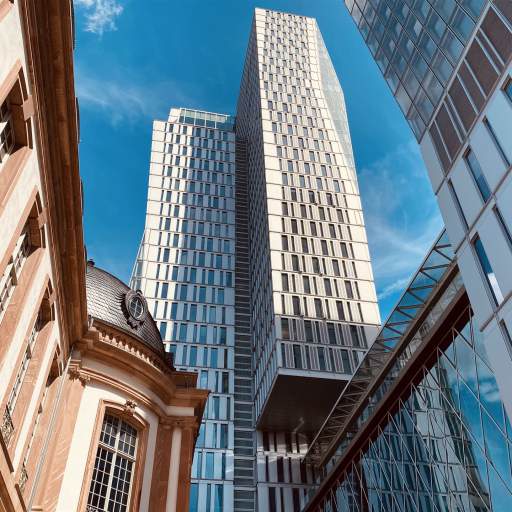 Blick auf das Hochhaus Thurn-und-Taxis-Platz 6 in Frankfurt am Main