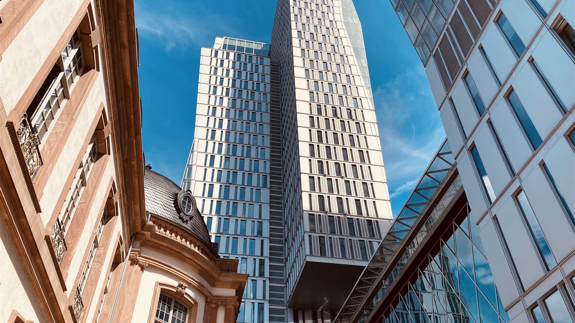 Firmensitz der Detektei PROOF-MANAGEMENT in Frankfurt an der Adresse Thurn und Taxis Platz 6 Blick auf das Hochhaus Thurn-und-Taxis-Platz 6 in Frankfurt am Main