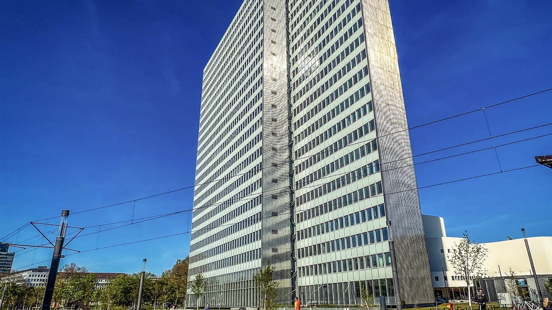 Bürostandort der Detektei in Düsseldorf im Dreischeibenhaus Das Dreischeibenhaus in Düsseldorf bei wolkenlosem Himmel