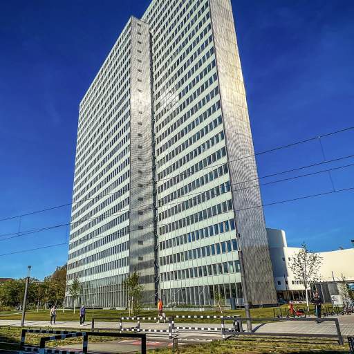 Das Dreischeibenhaus in Düsseldorf bei wolkenlosem Himmel
