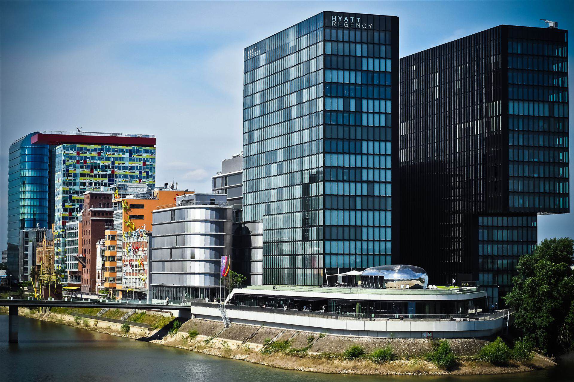 Mehrere Gebäude im Medienhafen in Düsseldorf