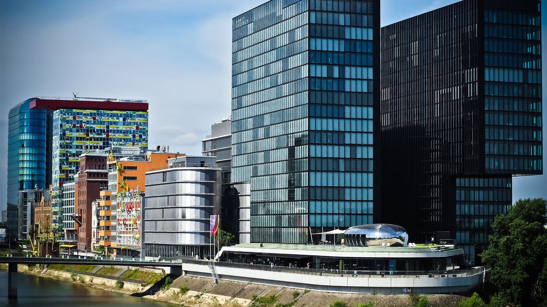 Mehrere Gebäude im Medienhafen in Düsseldorf